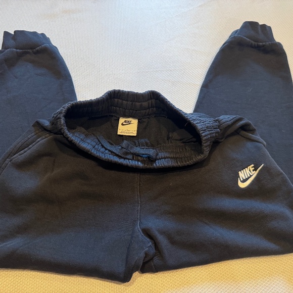 Nike Youth Club Fleece Sweatpants in black. Size L - Picture 2 of 3